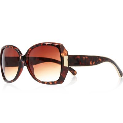 Brown tortoise shell oversized sunglasses